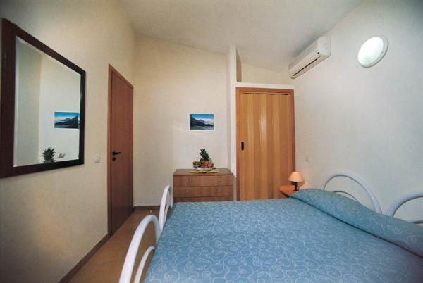 Camera da letto con letto matrimoniale e armadio.