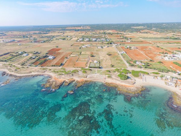 Costa vista dall'alto con mare azzurro.