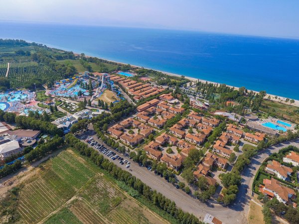 Vista aerea di un villaggio turistico vicino al mare.
