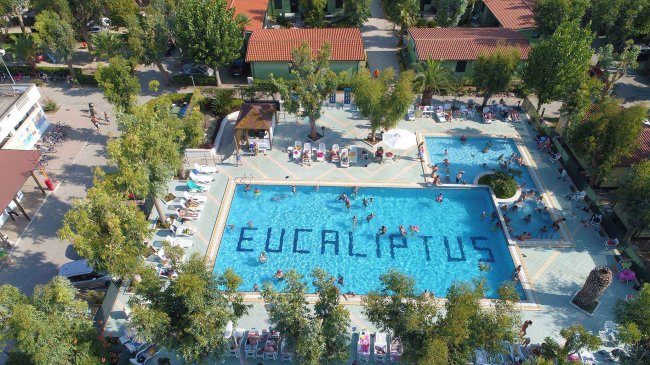 Piscina vista dall'alto con la scritta