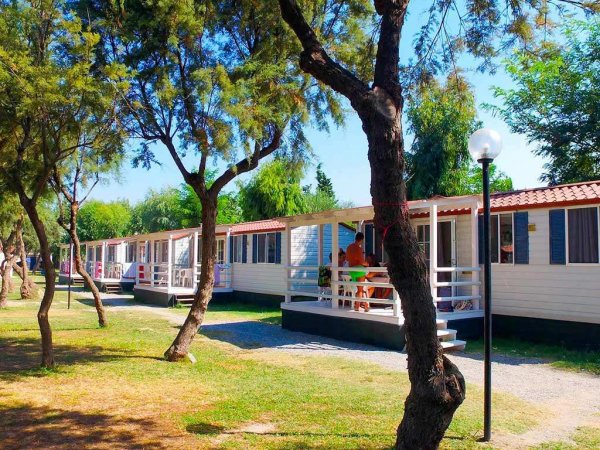 Casette stile bungalow con veranda.