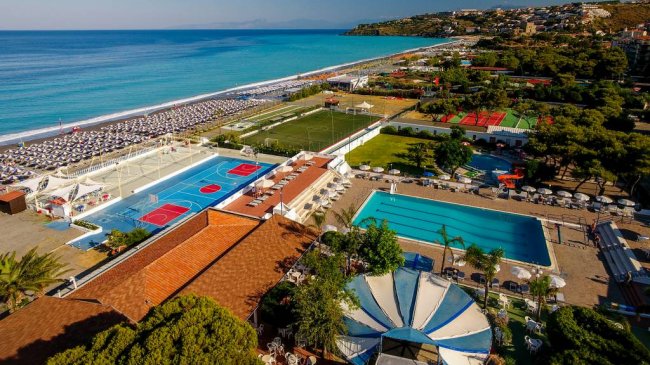 Complesso sportivo con piscine e campi da gioco.