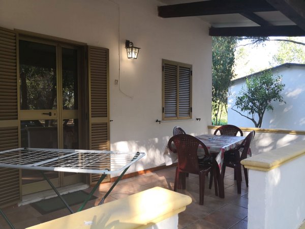 Veranda con tavolo e sedie, stendibiancheria.