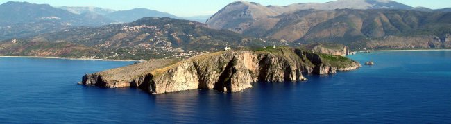 Isola rocciosa circondata dal mare.