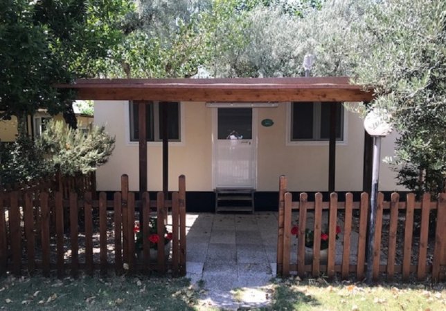 Casetta con veranda, recintata.