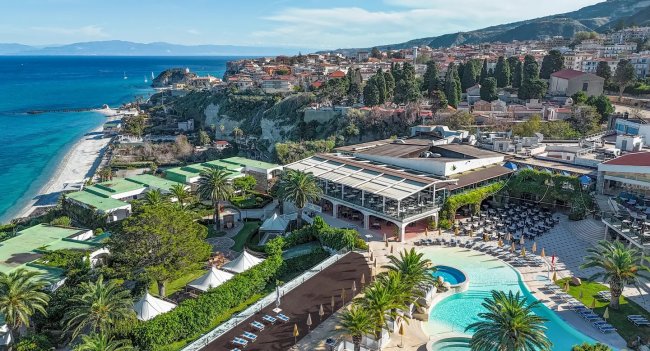 Vista aerea di un resort vicino alla costa.