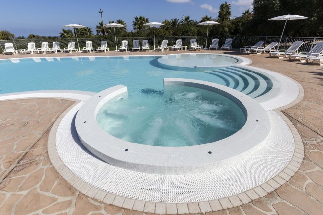 Piscina con vasca idromassaggio.