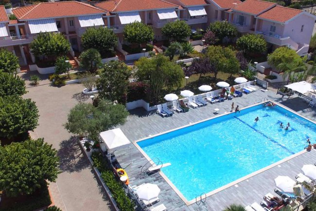 Complesso residenziale con piscina.