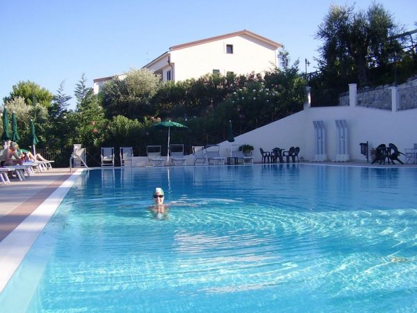 Persona che nuota in una piscina all'aperto.
