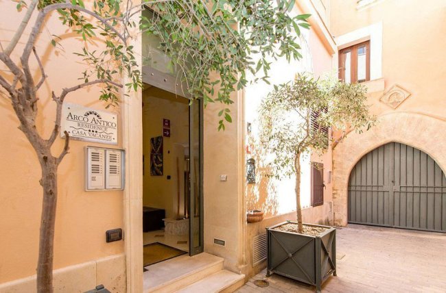 Ingresso con pianta e arco.