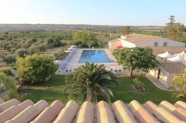 Vista dall'alto di piscina e giardino.
