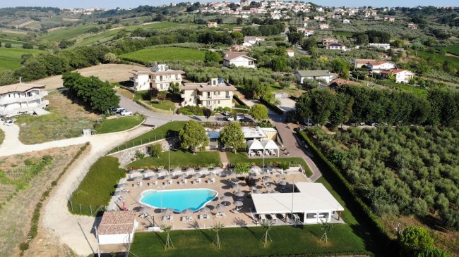 Veduta aerea di un residence con piscina.