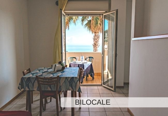 Zona pranzo con vista mare,
