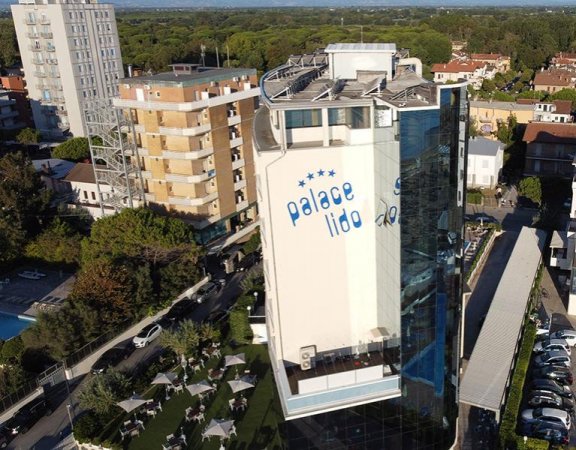 Hotel moderno con insegna su un lato.