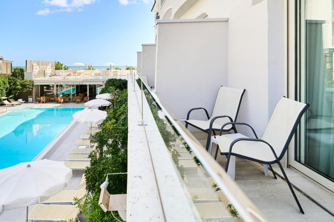 Balcone con sedie vista piscina.