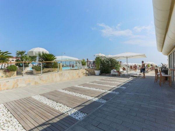 Terrazza con ombrelloni e sdraio.