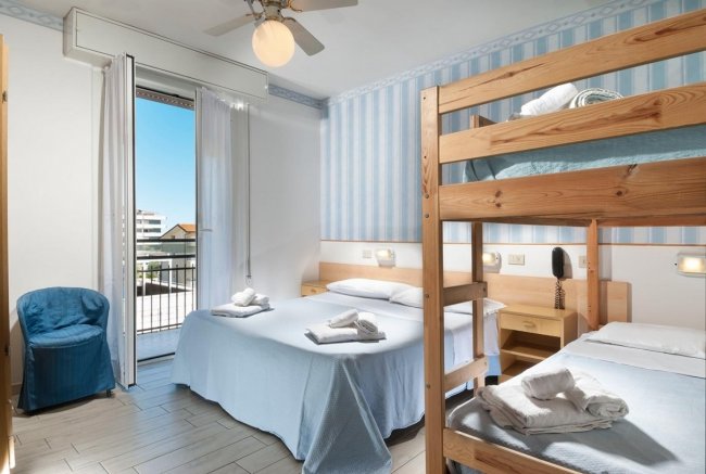 Camera con letto matrimoniale e letti a castello.