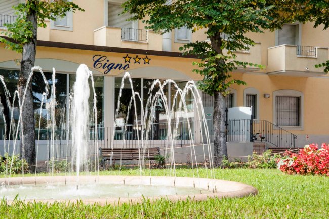 Fontana davanti a un hotel con scritta