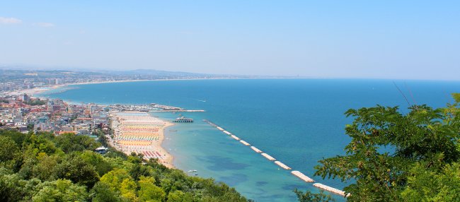 Veduta panoramica di una costa con mare blu.