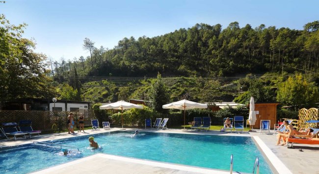 Piscina all'aperto con ombrelloni.