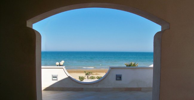 Arco di terrazza con vista sulle onde del mare.