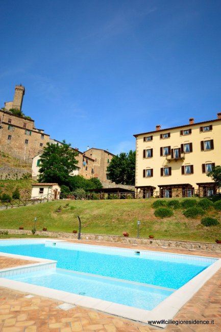 Edificio con piscina e veduta di castello.