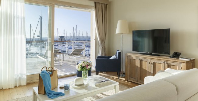 Soggiorno luminoso con vista sul porto.
