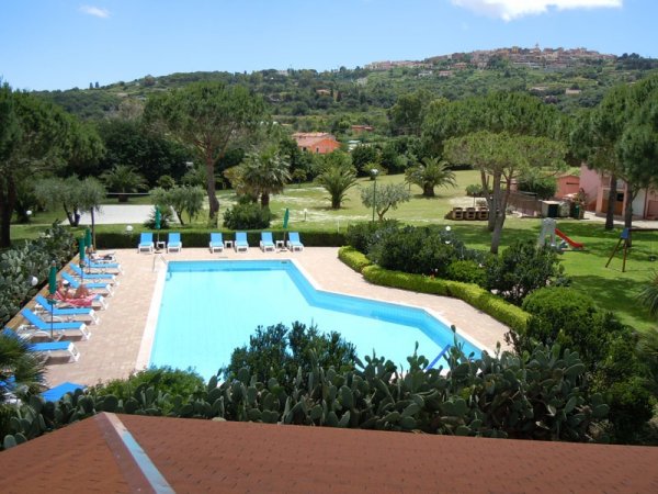 Vista panoramica su piscina, giardino e colline.