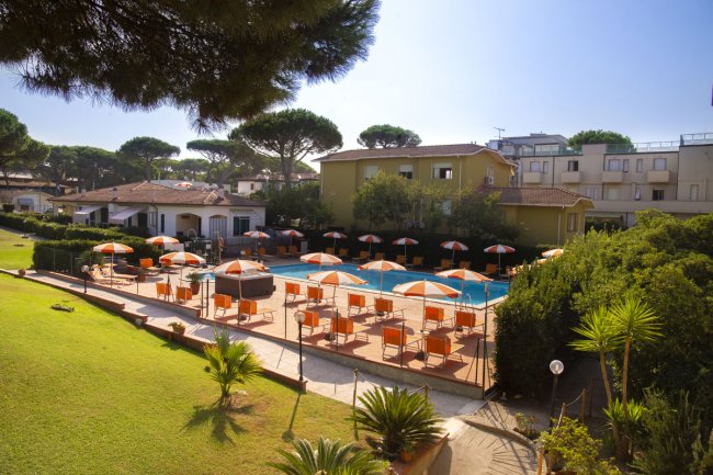 Piscina con ombrelloni e sedie a sdraio.