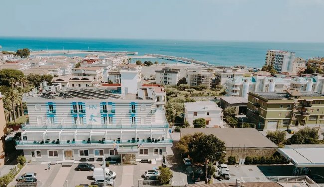 Vista aerea di un hotel vicino al mare.