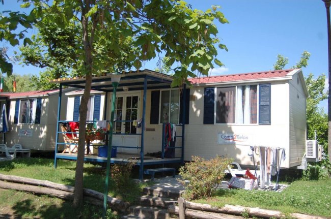 Casa mobile con veranda e giardino.