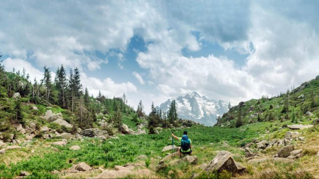 Persona che fa trekking in una valle alpina.