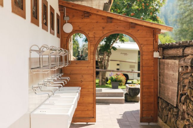 Lavelli bianchi all'aperto con struttura in legno.