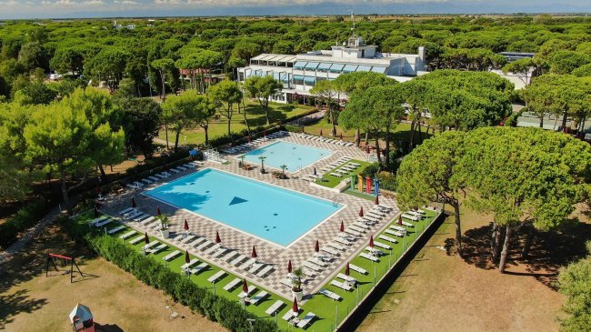 Piscine resort circondate da alberi.