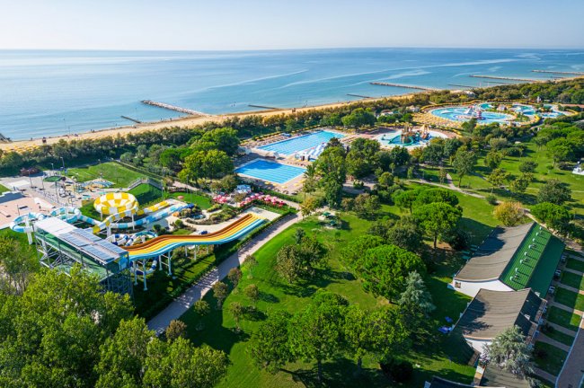 Vista dall'alto di un parco acquatico vicino al mare.