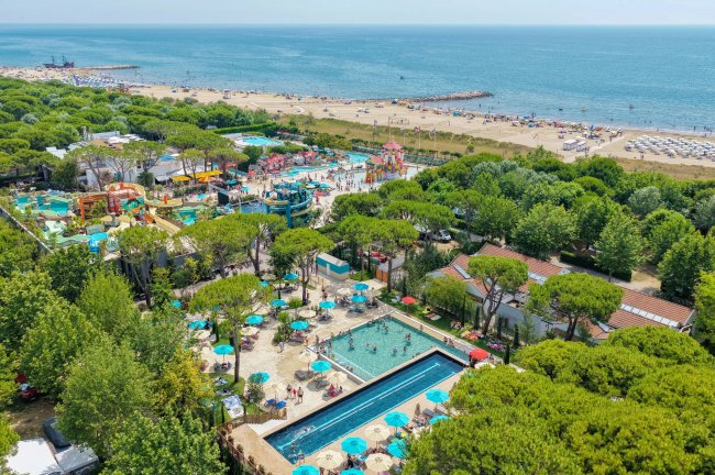 Vista dall'alto di un parco acquatico vicino alla spiaggia.