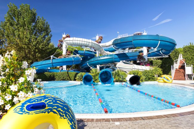 Scivoli d'acqua azzurri in un parco acquatico.