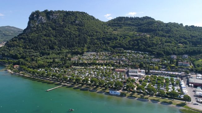 Vista aerea di un villaggio sul lago.