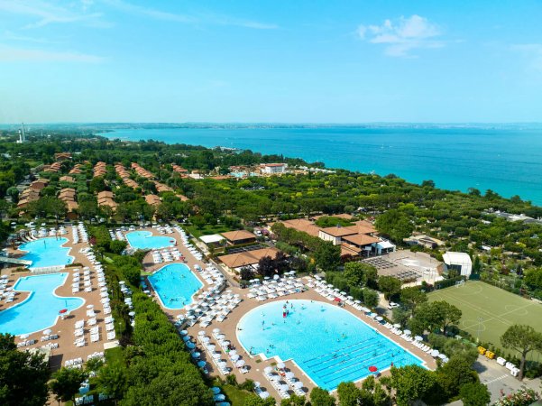 Grande complesso con piscine vicino al lago.