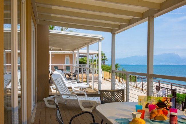 Terrazza con vista mare e sedie a sdraio.